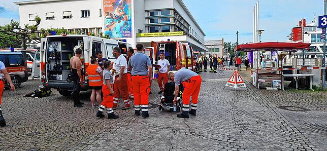 Ein Großaufgebot an Rettungskräften war zum Einsatzort in Friedrichshafen ausgerückt.