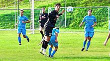 Verletzung trübt den Kantersieg: Beim 6:1 gegen den SV Herten musste Yannik Scheurer (Mitte) vom FC Wittlingen, hier ein Archivbild aus ...