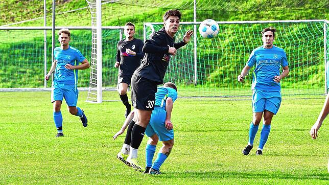 Verletzung trübt den Kantersieg: Beim 6:1 gegen den SV Herten musste Yannik Scheurer (Mitte) vom FC Wittlingen, hier ein Archivbild aus ...