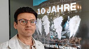 Xhavit Hyseni, der Organisator des Campus Festivals, verrät, was alleine eine der Bühnen beim Campus-Festival kostet und was alles durch ...