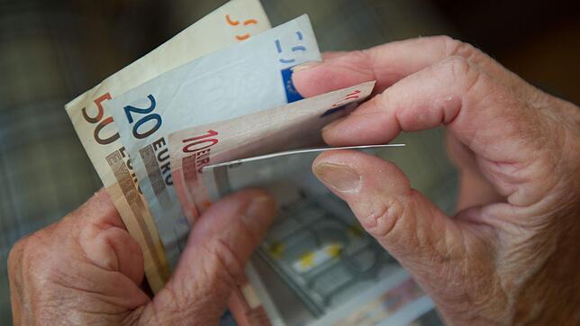 Wer im Alter eine Rente von 2000 Euro netto bekommen will, muss ein überdurchschnittlich gutes Einkommen erzielen.