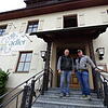 Manfred Denner (links) und sein Sohn Peter stehen vor ihrem geliebten Gasthof Adler, der am 12. Februar in Flammen stand. Ziel von Vater ...