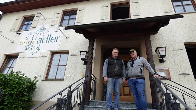 Manfred Denner (links) und sein Sohn Peter stehen vor ihrem geliebten Gasthof Adler, der am 12. Februar in Flammen stand. Ziel von Vater ...