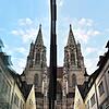Das Münster von Ulm spiegelt sich in einer Fensterscheibe wider. In der Stadt soll eine 14-Jährige auf ihre späteren Vergewaltiger ...