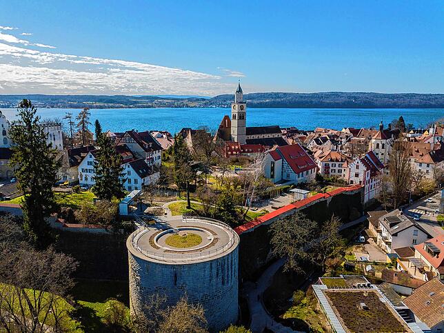 Rosenobelturm und Stadtmauer begrenzen den Ausstellungsbereich „Rosenobel-Gärten“.