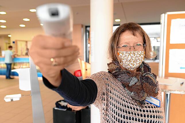 Simone Crummenerl hat an diesem Tag Schicht direkt hinter der Eingangstür. Sie misst allen Eintretenden zuallererst Fieber. ...