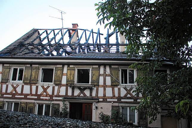 Das Wohnhaus war nach dem Großbrand in Bohlingen im August unbewohnbar geworden. Das Bild entstand am Tag nach dem Feuer.