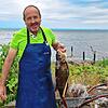 Mehr als 30 Fischarten gibt es im Bodensee. Welche kann man davon essen? Fischer Paul Lachenmeir mit einer Brachse.
