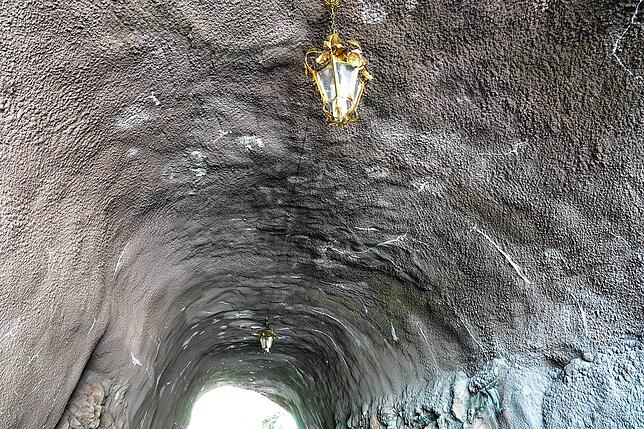 Kronleuchter an der Decke sorgen wohl auch zu späterer Stunde für gedämpfte Beleuchtung.