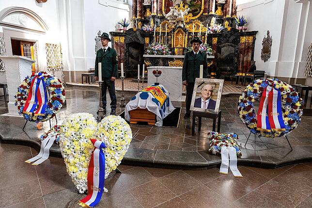 Bild 27: Abschied von Heinrich Fürst zu Fürstenberg: Besucher auf dem Weg in die Donaueschinger Stadtkirche