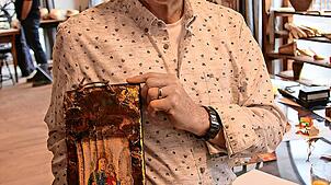 Arnold Kuner mit einem ­bemalten Dachziegel der alten Pfarrkirche. Bild: Claudias Eberl