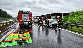 Die Freiwillige Feuerwehr Allensbach musste die Audi-Fahrerin aus ihrem komplett zerstörten Auto befreien. Die 54-Jährige wurde verletzt ...