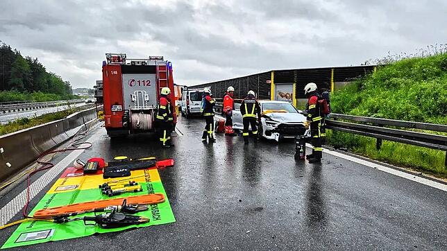 Die Freiwillige Feuerwehr Allensbach musste die Audi-Fahrerin aus ihrem komplett zerstörten Auto befreien. Die 54-Jährige wurde verletzt ...