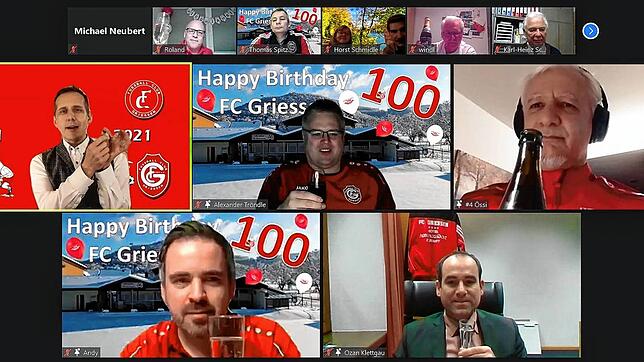Jubiläumsparty im Netz: Zum Schluss stoßen alle mit dem FC Grießen an. Auf dem Schirm zu sehen sind Moderator Martin von Barabü, ...