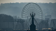 Die Imperia wacht über das teilweise abgebaute &bdquo;Jupiter&ldquo;-Riesenrad nahe des Konstanzer Hafens.