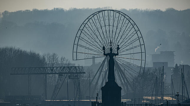 Die Imperia wacht über das teilweise abgebaute &bdquo;Jupiter&ldquo;-Riesenrad nahe des Konstanzer Hafens.