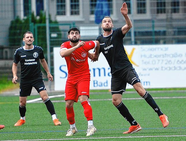 Mit Haken und Ösen versuchte Bad Dürrheims Ioannis Tryfon (links) das Kopfballduell gegen Timo Werne zu gewinnen. Hier hält er den ...