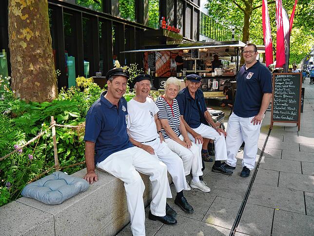 Ein Teil der Gruppe Bodensee-Shantymen ist bereits eingetroffen und lauscht dem vorigen Künstler Hermanndo.