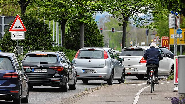 Der Straßenverkehr in Radolfzell (auf dem Bild an der Haselbrunnstraße) sowie auf der Höri geht nicht ohne Unfälle und Konflikte vonstatten.