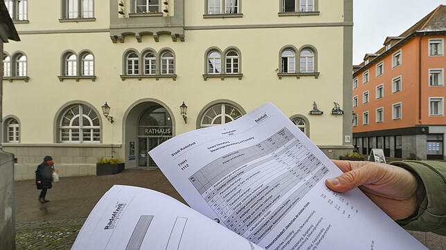 Viel Papier: Der Haushaltentwurf 2020. Er sieht Investitionen von rund 16 Millionen Euro im kommenden Jahr vor und stellt die ...