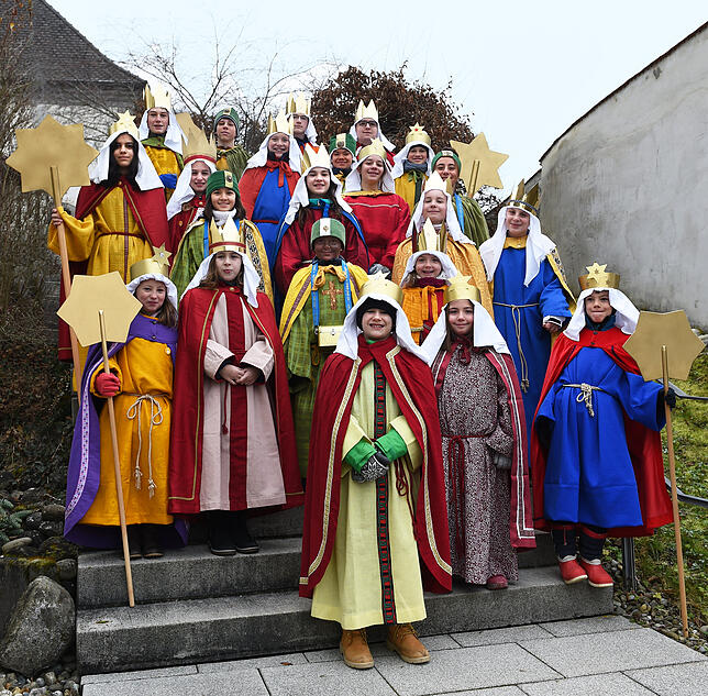 Frickingen-Altheim: &bdquo;Christus segne dieses Haus und alle, die hier leben&ldquo; sangen die Altheimer Sternsinger mit Begeisterung ...