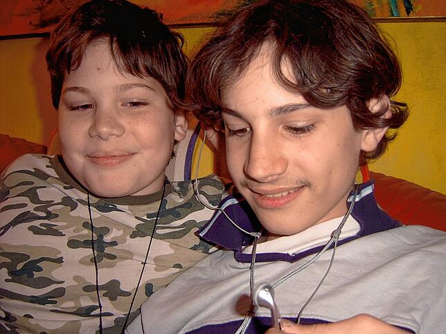 Die beiden jüngsten Söhne der fünfköpfigen Familie Kern: Malchus, 14, (rechts) hat sich 2001 mit elf Jahren entschieden, nicht mehr zur ...