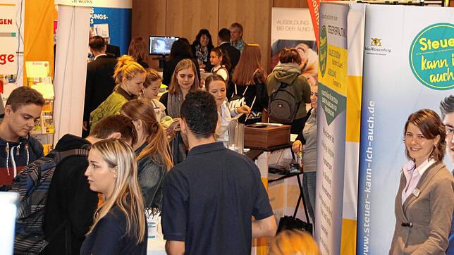 Hunderte Schüler aus Pfullendorf und der Region besuchen die Ausbildungsbörse der Wirtschaftsinitiative Pfullendorf in der Stadthalle ...