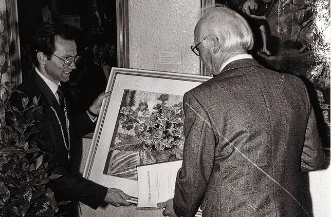 1988 Bei der Museumseröffnung am 28./29. Oktober 1988 überreicht der damalige Bürgermeister Jürgen Guse (links) Ferdinand Wintermantel ...