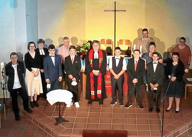 Die Vöhrenbacher Konfirmation wurde in der Furtwanger Melanchthonkirche gefeiert. Im Bild vorne von links: Linus Sucker, Ciara Weis, ...