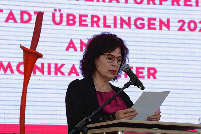 Vor ihrer Dankesrede legt Monika Helfer eine Schweigeminute für die gefällten Platanen ein, die der Landesgartenschau zum Opfer gefallen ...
