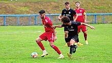 Im Hinspiel Anfang August setzte sich der SC Konstanz-Wollmatingen (rechts Johannes Junker) mit 2:1 gegen den FC Überlingen (Andreas ...