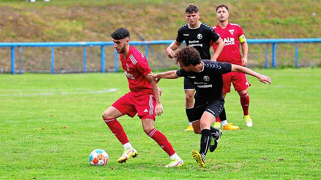 Im Hinspiel Anfang August setzte sich der SC Konstanz-Wollmatingen (rechts Johannes Junker) mit 2:1 gegen den FC Überlingen (Andreas ...