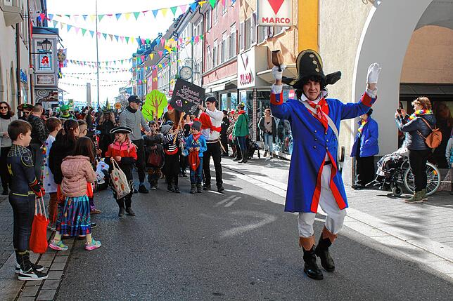 Bild 11: Die schönsten Bilder vom Kinderumzug und Kindernarrenbaumstellen am Fastnachtsdienstag