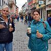 Marion Sehr (links) und Astrid Brill aus dem Saarland genießen ihr Eis in der Konstanzer Fußgängerzone und einen Kaffee zum Mitnehmen ...