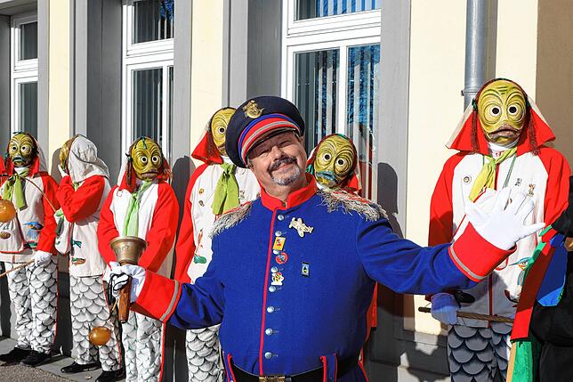 Bild 13: Mit einem Narrenbaumstellen eröffnete Ludwig Egenhofer in Allensbach das Seenarrentreffen 2024