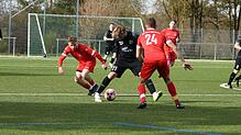 SG Marbach/Rietheim (schwarz) &ndash; FC Bad Dürrheim (rot)v.l.n.r. Luca Braig (BaDü 11), Luis Richtr (Marbach 21 am Ball), Maik ...