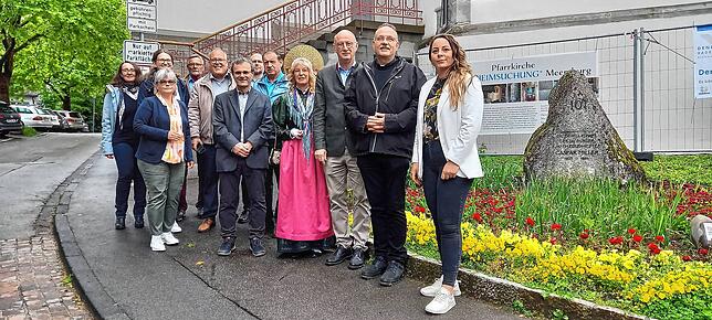 Sie freuen sich über 50.000 Euro an Fördermitteln (hintere Reihe von links): Stefanie Lohr, Verwaltungsbeauftragte der Kirchengemeinde ...