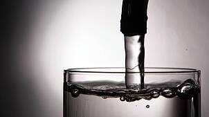 Wie viel die Menschen in der Region fürs Trinkwasser bezahlen, hängt maßgeblich vom Wohnort ab.