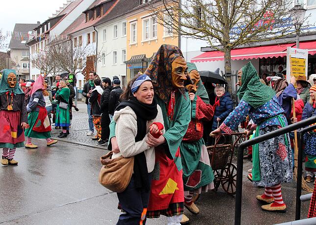 Bild 14: Hexensonntag: Urige Hexengestalten, Umzug und Hexenfeuer begeistern Besucher