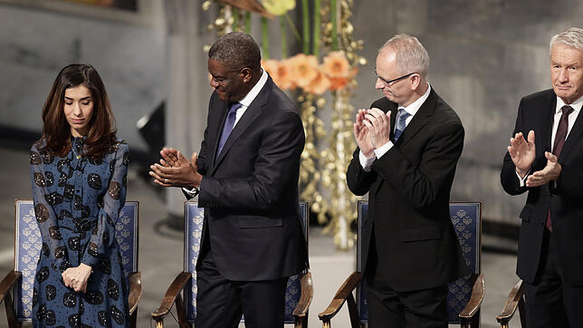 Mitpreisträger und Arzt Denis Mukwege (2.v.l) und Menschenrechtsaktivistin Nadia Murad kurz vor der Verleihung.