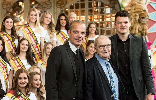 Die Organisatoren der "Miss Germany"-Wahl: Ralf, Horst und Max Klemmer (von links) stehen vor den Kandidatinnen zur Wahl der "Miss ...