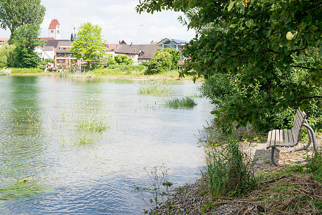 Das reicht schon fast für ein erfrischendes Fußbad: So nah am Wasser sitzt man auf den Bänken am Landesteg in Immenstaad selten.
