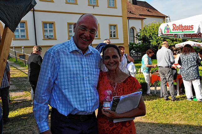 Sparkassendirektor Binninger mit Regisseurin Corinna Vogt vor der Aufführung. Foto Ursula Ortlieb