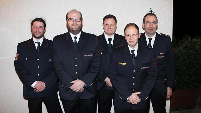 Die Freiwillige Feuerwehr Unterbränd hat frisches Blut bekommen. Markus Mattes, Oliver Wider und Pascal Bérand mit Kommandant Michael ...