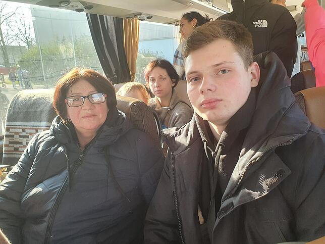 Evgeniy mit seiner Mutter, Großmutter und seinem kleinen Bruder.