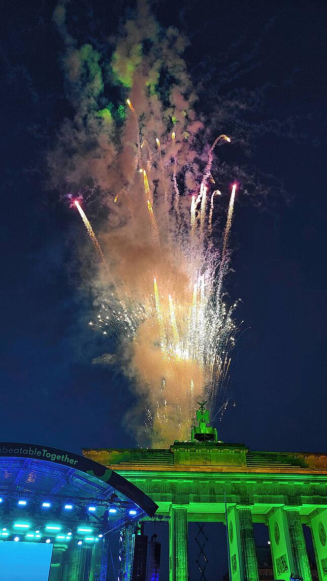 Das Feuerwerk zum Abschied über dem Brandenburger Tor.