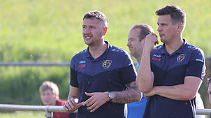 Das Trainerduo der SpVgg F.A.L., Sebastian Willibald (links) und Philip Schinn, konnten sich über einen 5:4-Sieg und drei Punkte gegen ...