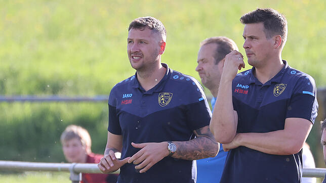 Das Trainerduo der SpVgg F.A.L., Sebastian Willibald (links) und Philip Schinn, konnten sich über einen 5:4-Sieg und drei Punkte gegen ...