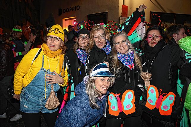 Bild 7: Konstanzer Straßenfasnacht 2025: Am Fasnachtssamstag werden Besenwirtschaften gestürmt
