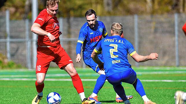 Lars Rohrer des FC Pfaffenweiler (links) kämpft um den Ball gegen Kai Huber (SpVgg F.A.L.) und einem weiteren Spieler.